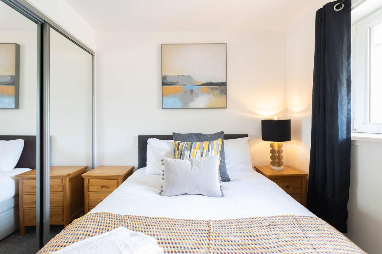 Modern 2 Bed Broompark/Central Apt. With Parking Glasgow Extérieur photo