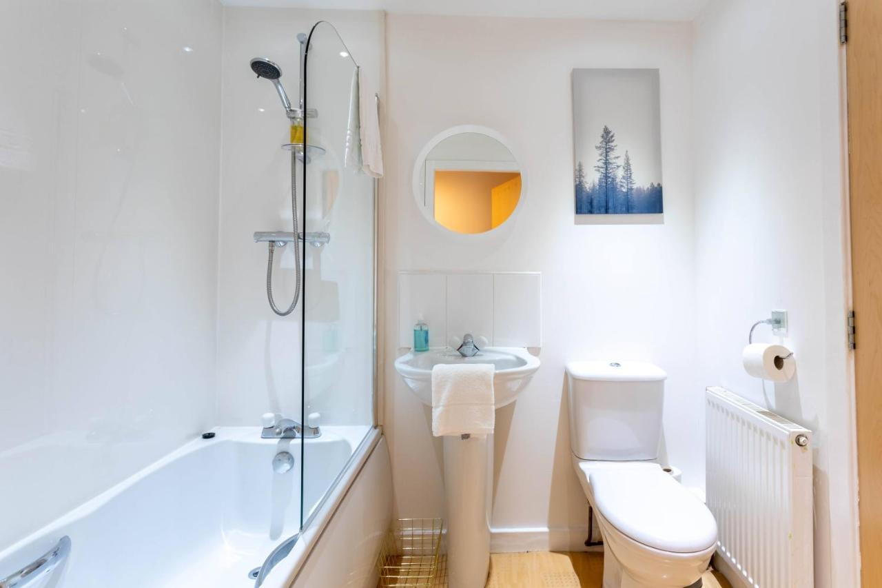 Modern 2 Bed Broompark/Central Apt. With Parking Glasgow Extérieur photo