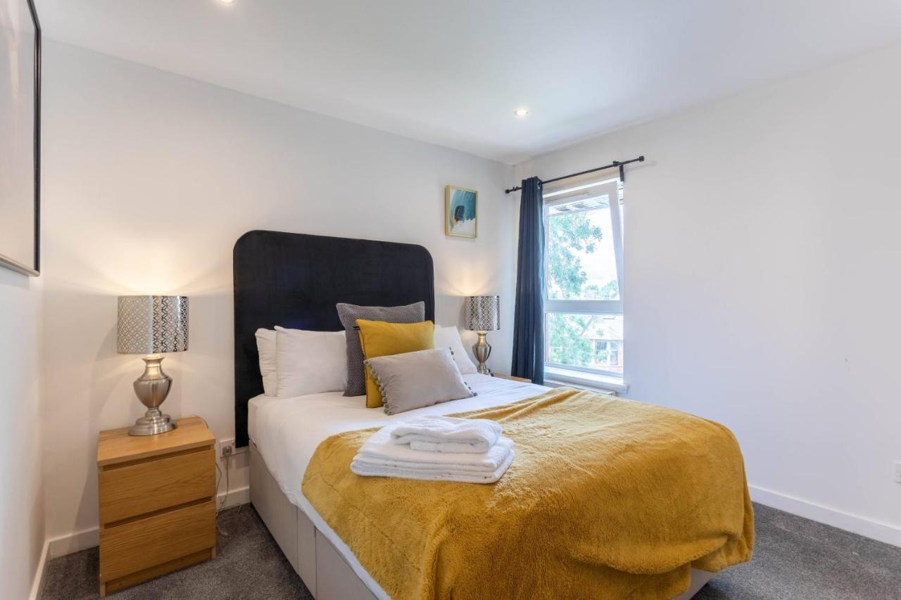 Modern 2 Bed Broompark/Central Apt. With Parking Glasgow Extérieur photo